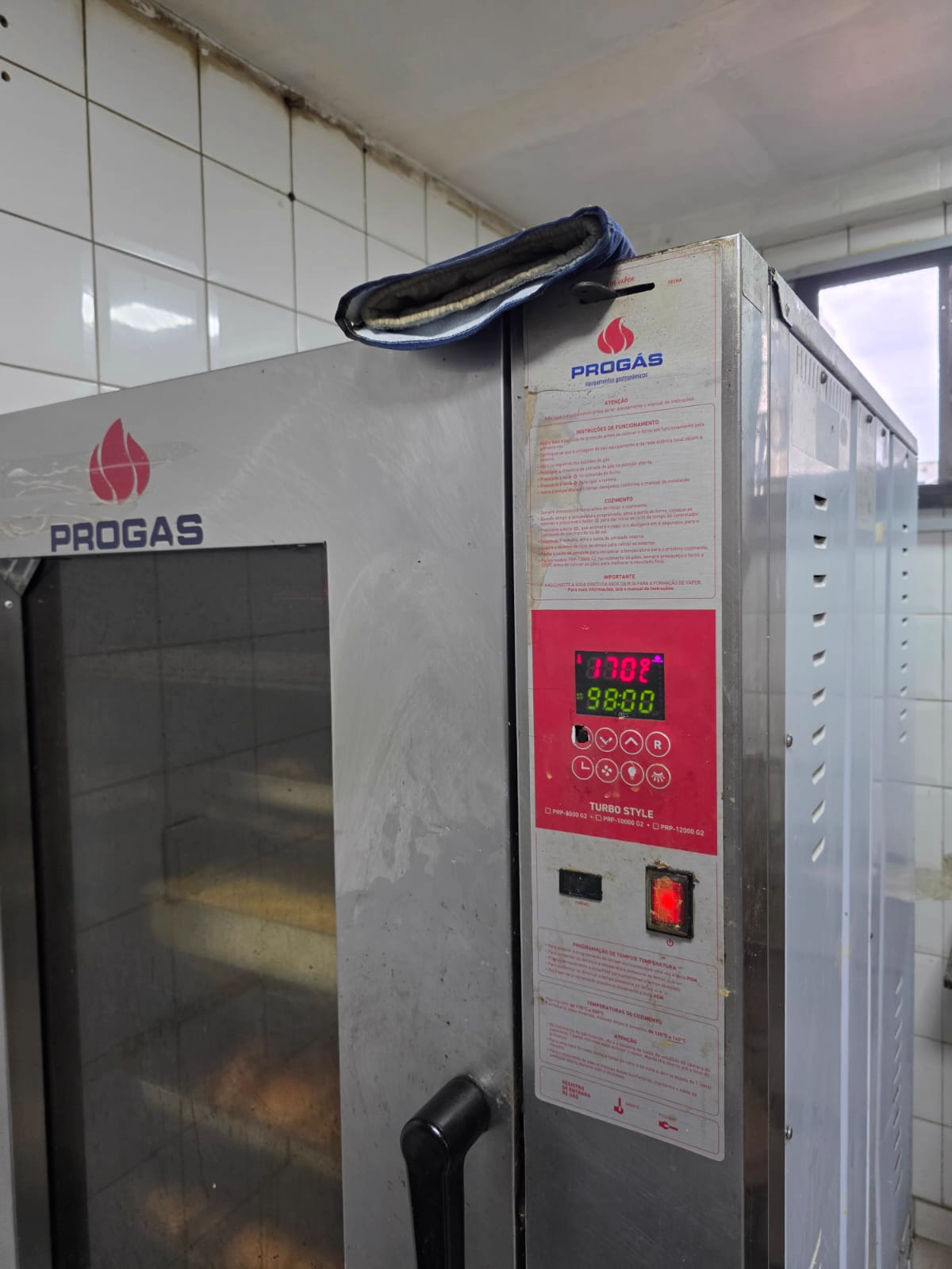 Forno turbo industrial com painel em funcionamento